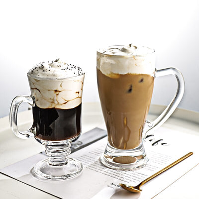 Détail de l'anse et du pied de la tasse à Irish coffee