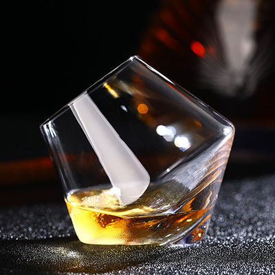 Verre à whisky culbuto à fond conique qui oscille et se redresse — vue 2