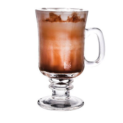 Tasse à Irish coffee classique à pied et anse, café irlandais avec crème flottante