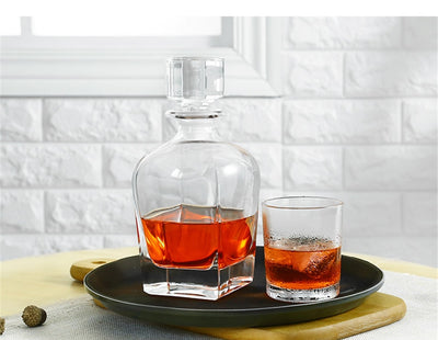 carafe à whisky et verre à whiskey plateau