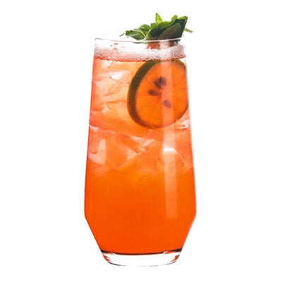 Verre à long drink Highball base large (~550 mL) servi avec un cocktail orangé sur glace