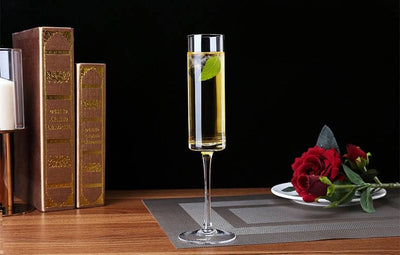 Flûte cylindrique à pied servie au champagne sur une table, verre à cocktail Cristal Sky
