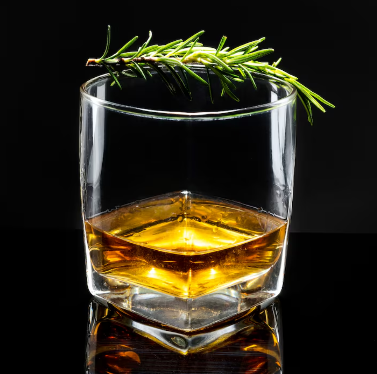 Verre à whisky carré : pourquoi cette forme revient