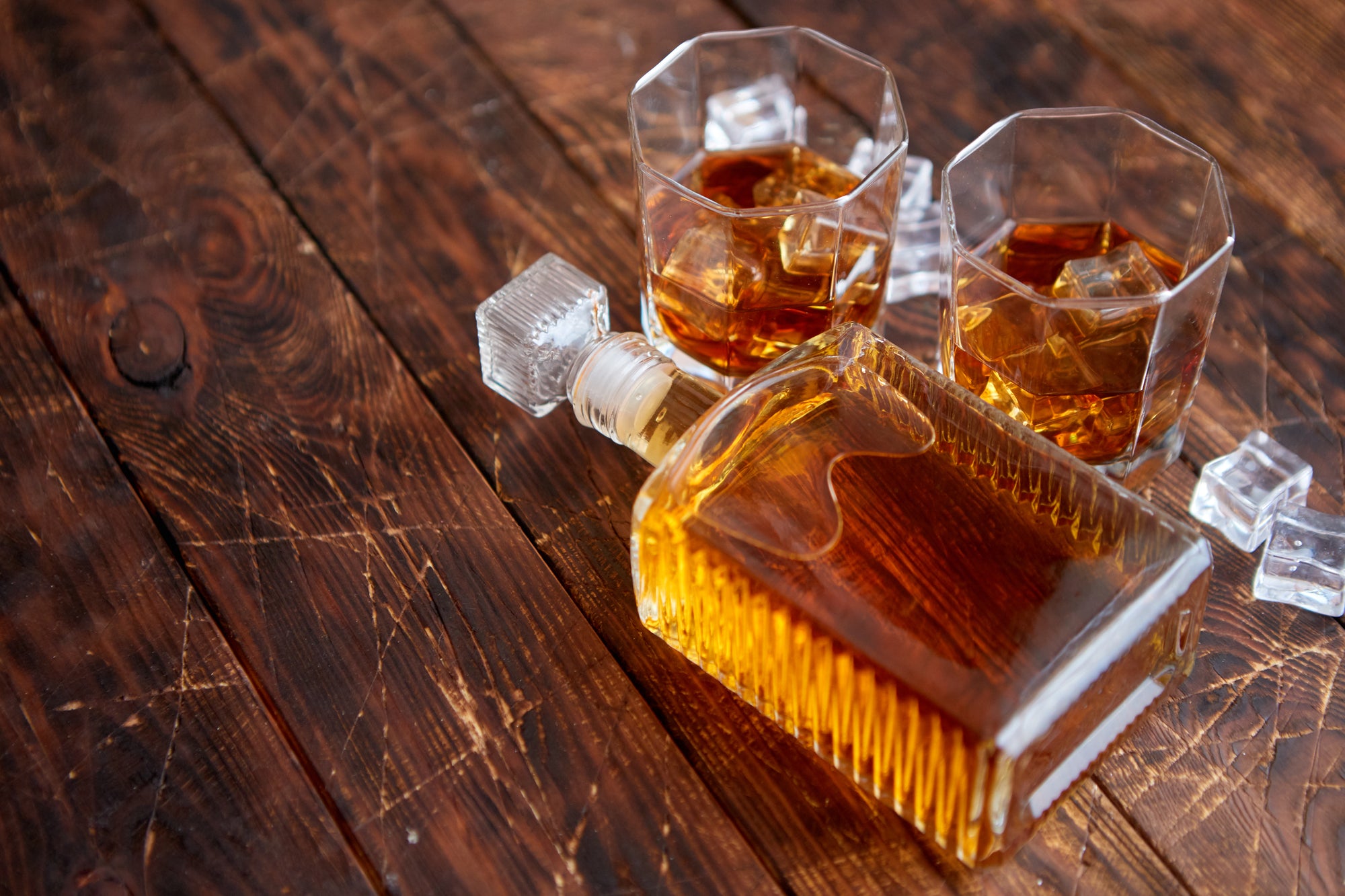 Les Carafes à Whisky : Quand l'Art de la Verrerie Sublime l'Expérience de Dégustation