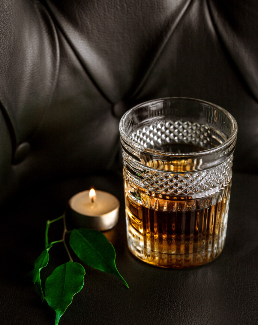 Verre à Whisky Japonais Soufflé Bouche : Quelle Différence avec un Verre Taillé ?