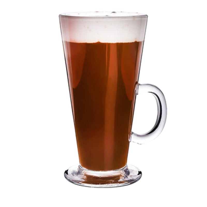 Verre Modern Irish Coffee conique à anse rempli d'un café crémé — borosilicate sur pied