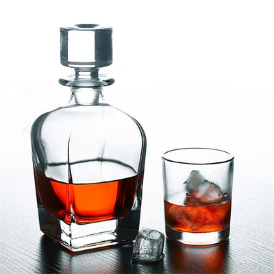 carafe et verre à whisky glaçons table