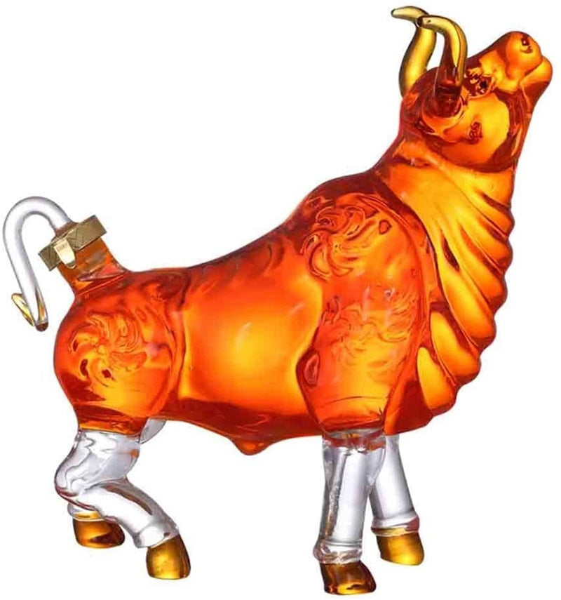 Carafe à whisky Taureau en verre moulé — taureau entier cornes relevées, rempli de whisky ambré
