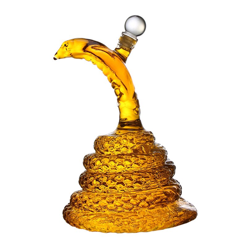 Carafe à whisky Cobra Royal remplie de whisky ambré — cobra lové aux écailles moulées