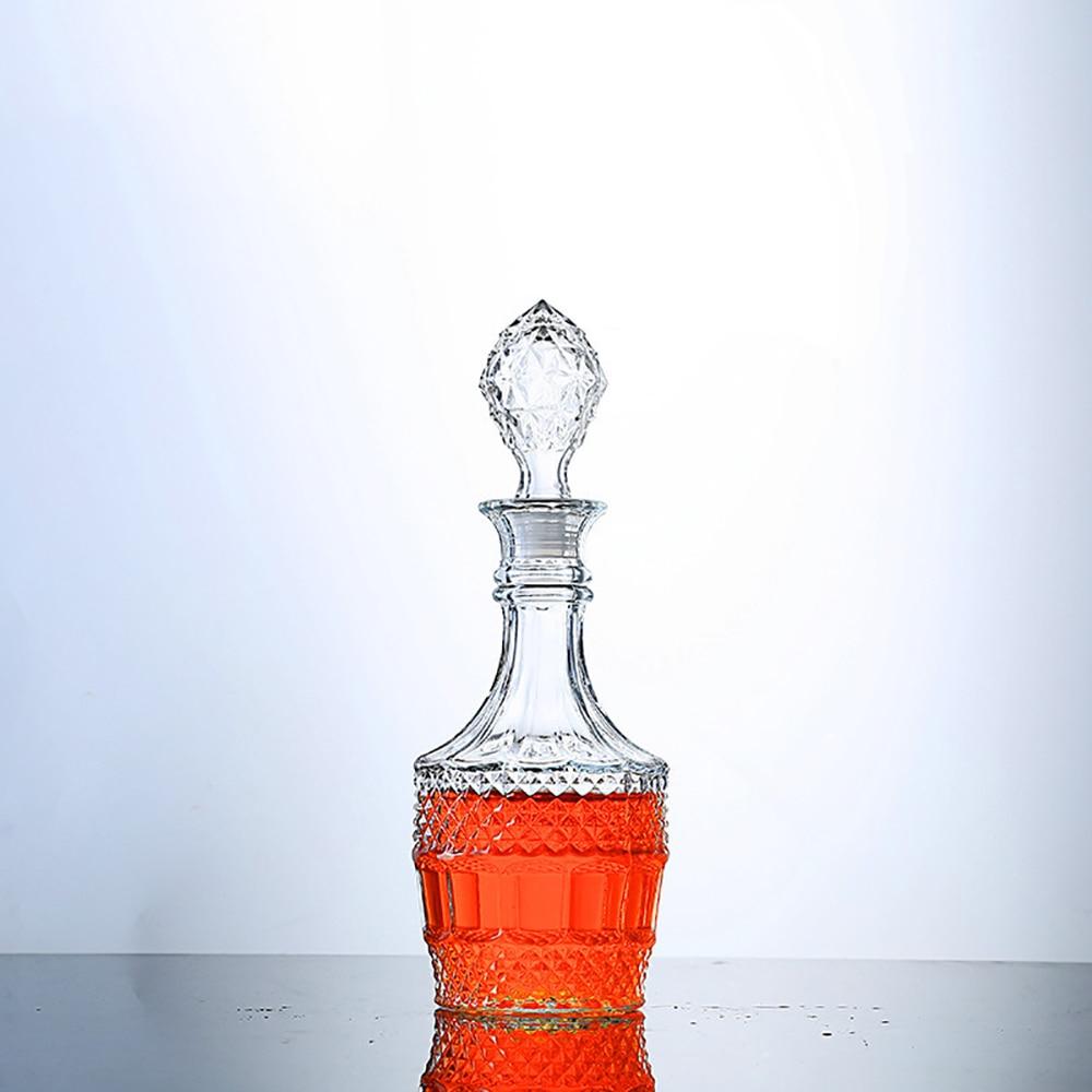 Bouteille spirale, carafe ancienne en verre gravé, décor scène navale Bouteille spirale, carafe ancienne en verre gravé, décor scène navale
