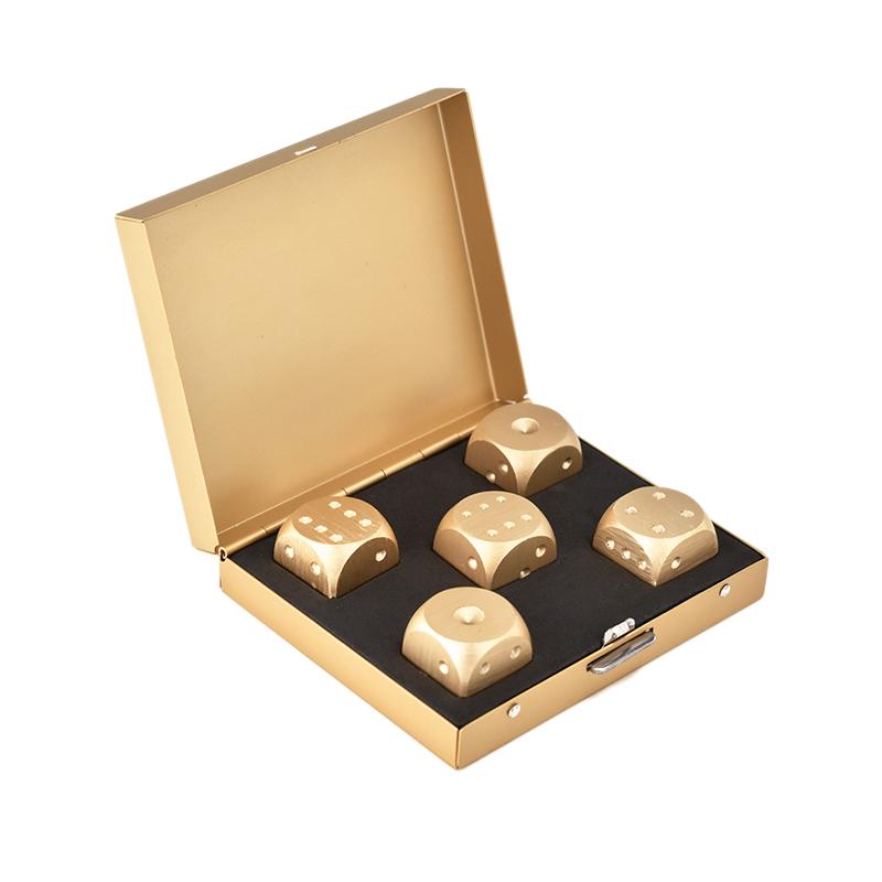 Coffret de 5 dés à whisky en aluminium doré dans un écrin plat rembourré