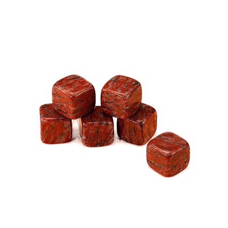 Pierres à whisky en cubes de granite rouge veiné, empilées sur fond blanc