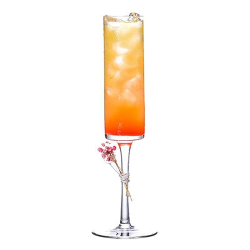 Verre à cocktail flûte cylindrique à pied, bol droit et fond carré, style art-déco, rempli d'un cocktail orange