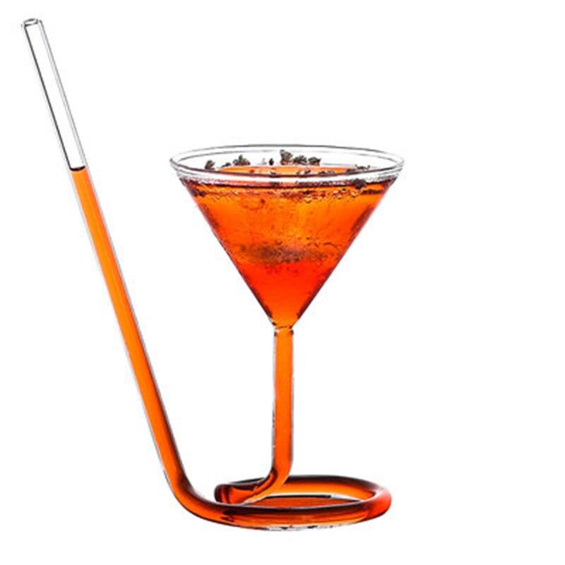 Verre à martini à paille spiralée intégrée, pied creux en spirale et cocktail coloré