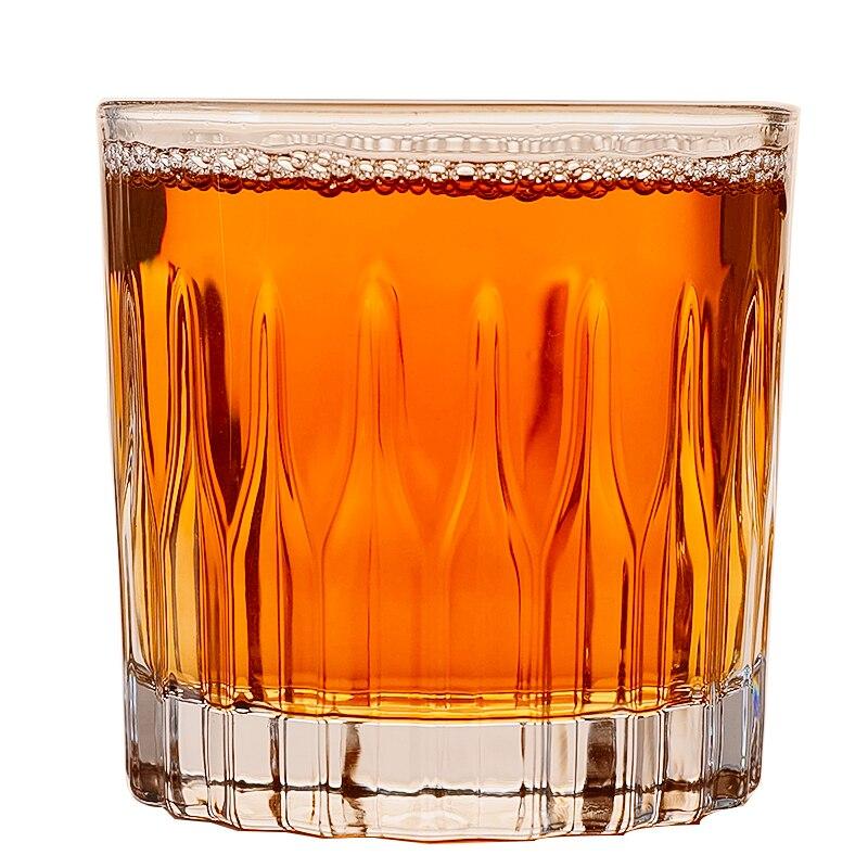 Verre à whisky Stries Taillées, cannelures verticales en pointes de flamme et whisky ambré