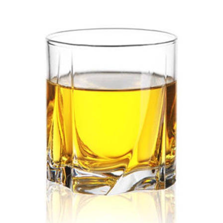 Verre à whisky Moulin transparent, socle épais torsadé en moulinet et whisky ambré