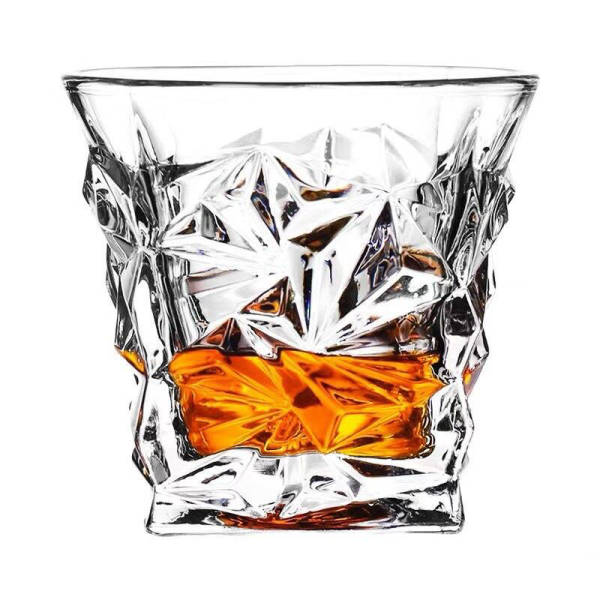 Verre à whisky Murs de Diamants — grandes facettes irrégulières sculptées, whisky et glaçon
