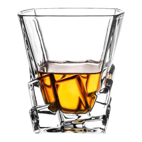 Verre à whisky On The Rock carré, base sculptée façon rochers de glace et whisky ambré