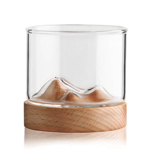 Verre à whisky japonais Trois Pics, trois sommets moulés au fond sur socle en hêtre clair