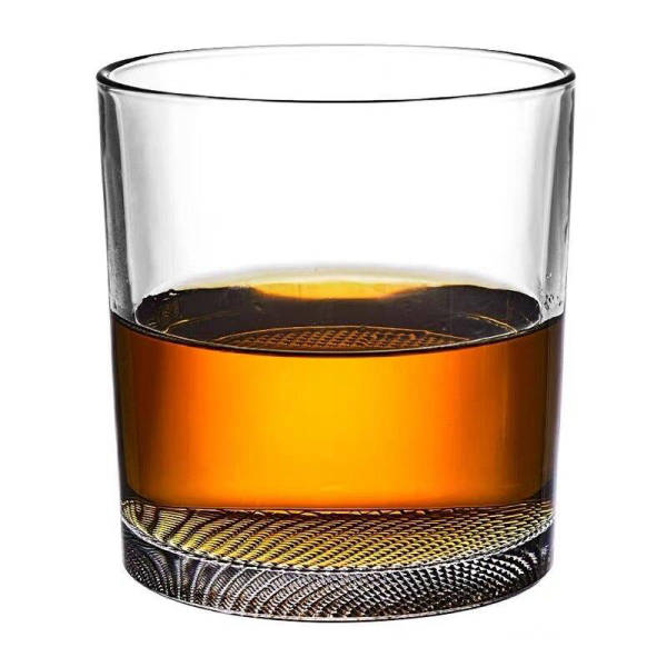 Verre à whisky à fond perlé, tumbler aux parois lisses et base texturée, rempli de whisky ambré