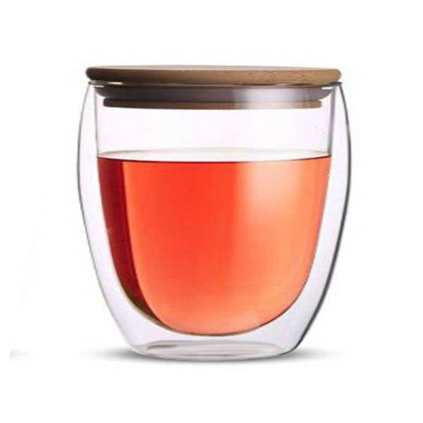 Verre à whisky double paroi avec couvercle en bambou posé dessus
