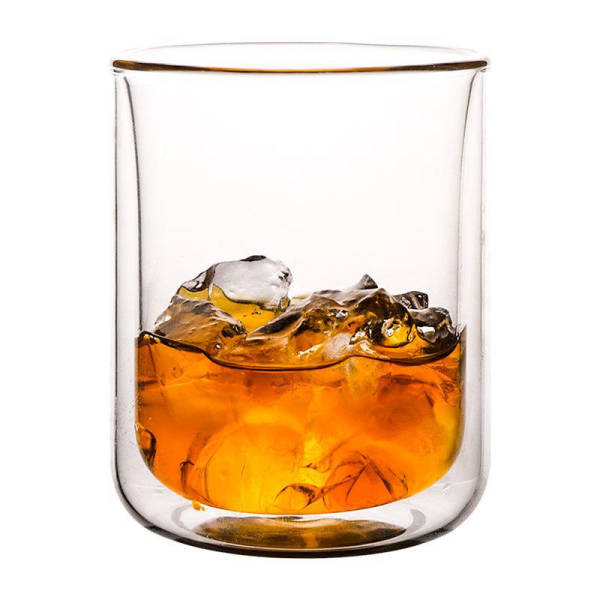 Verre à whisky double paroi transparent, whisky flottant au centre grâce à la lame d'air isolante