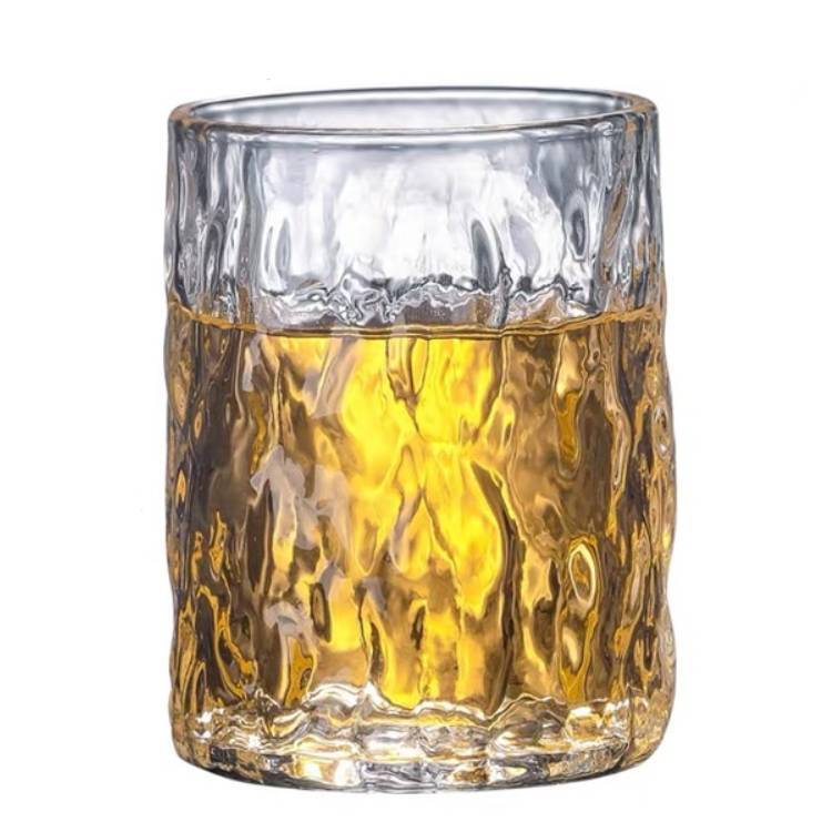 Verre à whisky Écorce d'Arbre rempli de whisky — sillons d'écorce verticaux moulés