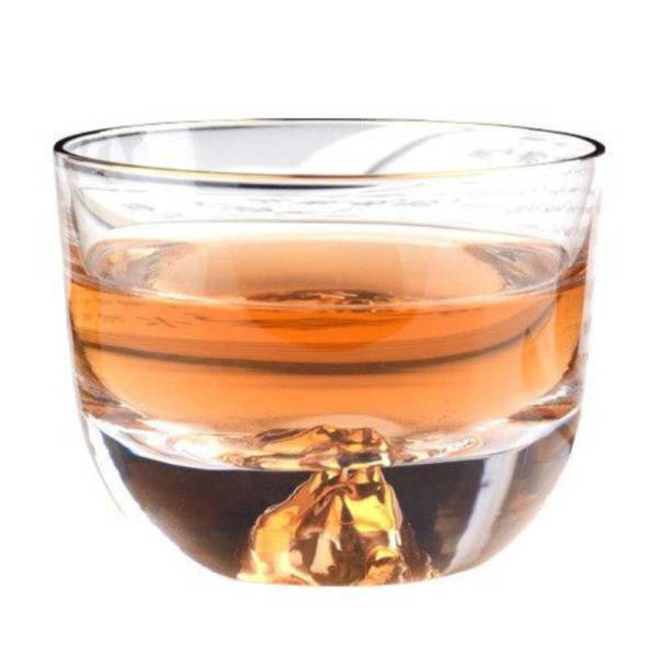 Verre à whisky Montagne D'or — coupe basse évasée, pic doré émergeant du whisky ambré