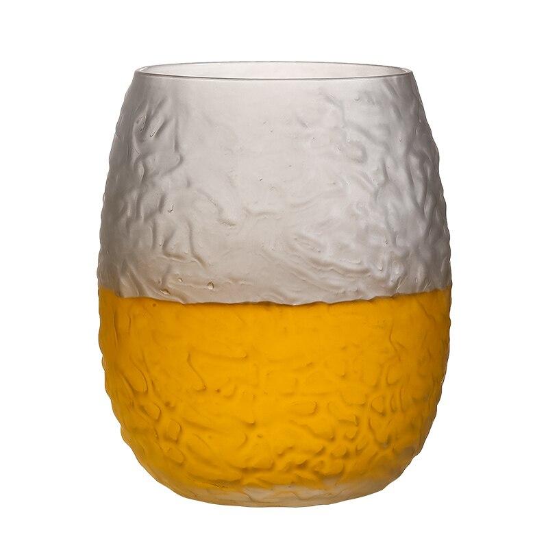 Verre à whisky Rugueux dépoli givré rempli d'une boisson orangée — texture froissée