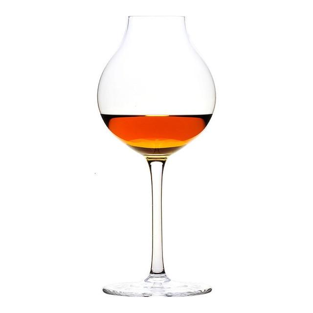 Verre à whisky Tulipe Germée, grand bulbe de nosing sur long pied fin avec whisky ambré