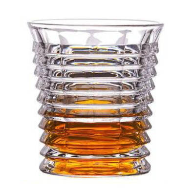 Verre à whisky Tumbler Strié — anneaux horizontaux empilés, whisky ambré