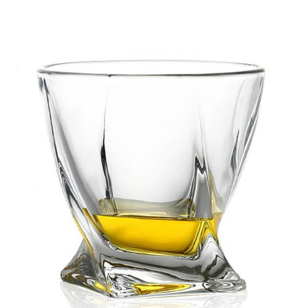 Verre à whisky Twist à forme torsadée en spirale, base épaisse et whisky ambré