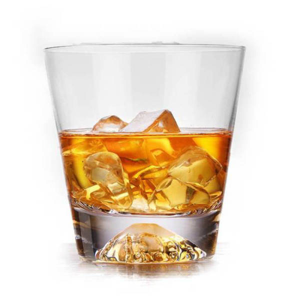 Verre à whisky Volcanique, cône volcan moulé au fond révélé par le whisky sur glace