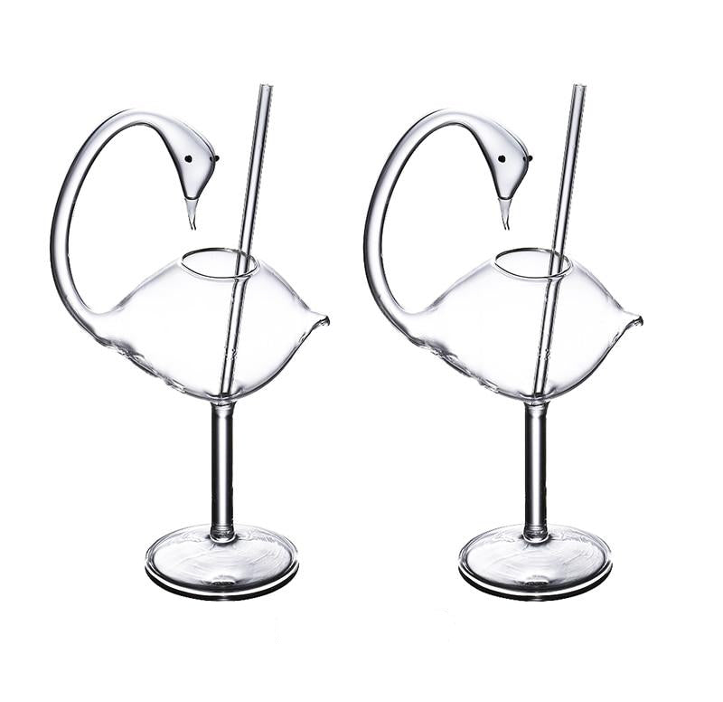 Couple de verres à cocktail en forme de cygne avec paille en verre, sur pied